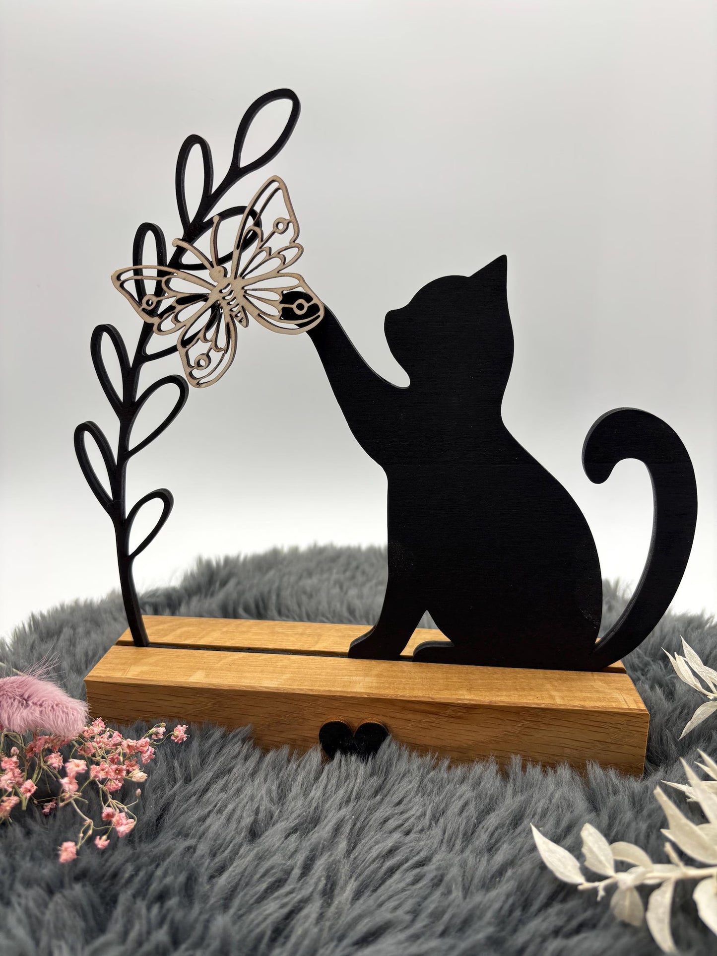 Katzen Deko mit Schmetterling aus Eichenholz