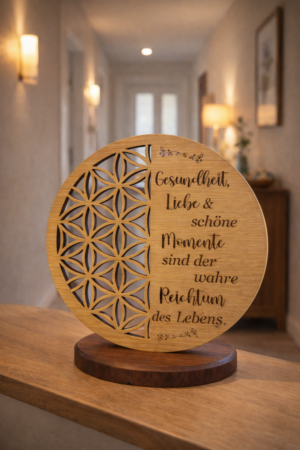 Lebensblume auf Sockel mit Spruch