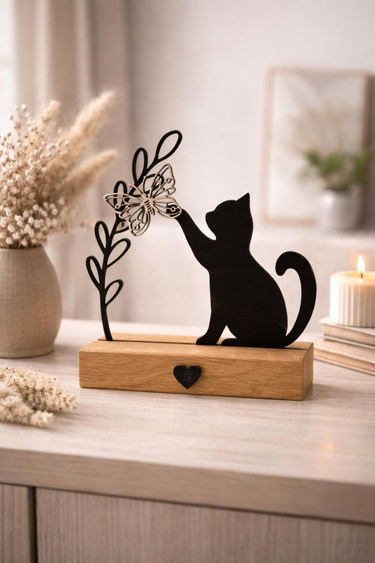 Katzen Deko mit Schmetterling aus Eichenholz